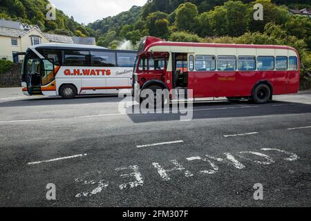 Le vieux avec l'autocar dans un parking. Banque D'Images