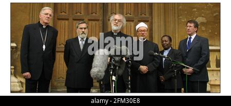 Une déclaration conjointe des chefs religieux sur l'action militaire en Irak a été faite par l'archevêque de Canterbury, le Dr Rowan Williams, sur la place du Palais Lambeth. Avec lui, de gauche à droite... l'archevêque de Westminster, le cardinal Cormac Murphy-O'Connor, le grand rabbin, le Dr Jonathan Sacks, le Dr Rowan Williams, Président du Conseil des mosquées et Imams UK, Shaikh Dr Zaki Badawi, Coprésident des Eglises ensemble en Angleterre, Revd Esme Beswick et le modérateur des Eglises libres, Revd David Coffey.pic David Sandison 21/3/2003 Banque D'Images