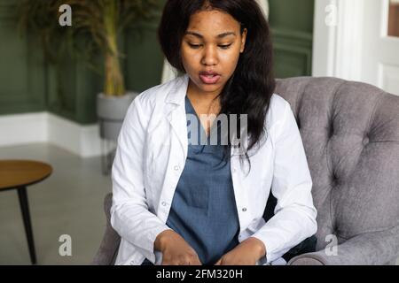 Médecin noir. Télémédecine utilisation des technologies informatiques et des télécommunications pour l'échange d'informations médicales Banque D'Images