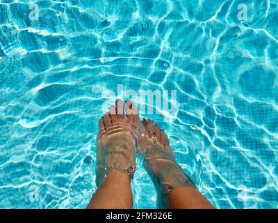 Vue en hauteur des pieds d'une femme dans une piscine, France Banque D'Images