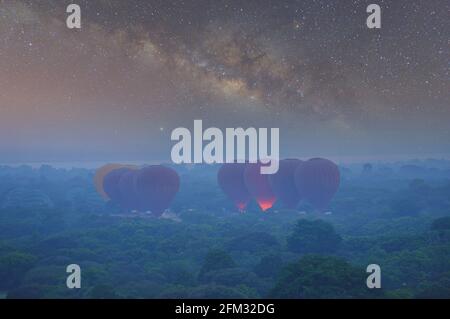 Ballons à air chaud prêts à partir sous la voie laiteuse, Myanmar Banque D'Images