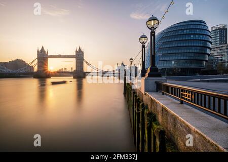 L'Hôtel de ville et le Tower Bridge, London, England, UK Banque D'Images