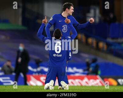 Thiago Silva et Andreas Christensen de Chelsea célèbrent leur place en finale après le coup de sifflet lors du match de deuxième match de la semi-finale de la Ligue des champions de l'UEFA à Stamford Bridge, Londres. Date de la photo: Mercredi 5 mai 2021. Banque D'Images