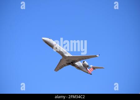 FRESNO, ÉTATS-UNIS - 03 mai 2021 : une photo de l'avion américain d'aigle partant à un angle ascendant contre un ciel bleu clair et lumineux en mai 2 Banque D'Images