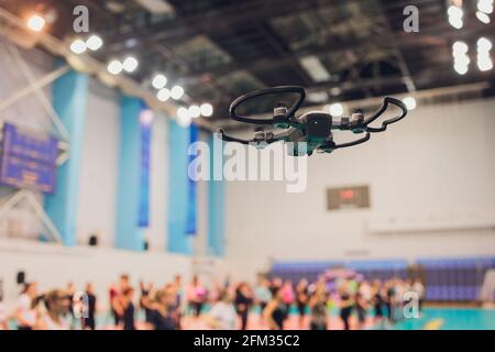 Drone planant prenant des photos de couple de mariage Banque D'Images