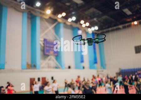 Drone planant prenant des photos de couple de mariage Banque D'Images