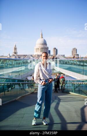Londres, Royaume-Uni. 18 avril 2021. Mannequin portant une chemise blanche et des jeans, Reebok s'indéformate lors d'une séance photo de style urbain dans le centre de Londres. Crédit : Pietro Recchia/SOPA Images/ZUMA Wire/Alay Live News Banque D'Images