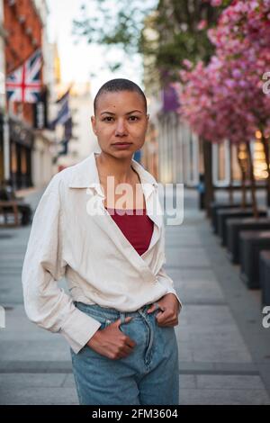 Londres, Royaume-Uni. 18 avril 2021. Mannequin portant une chemise blanche et des jeans, Reebok s'indéformate lors d'une séance photo de style urbain dans le centre de Londres. Crédit : Pietro Recchia/SOPA Images/ZUMA Wire/Alay Live News Banque D'Images