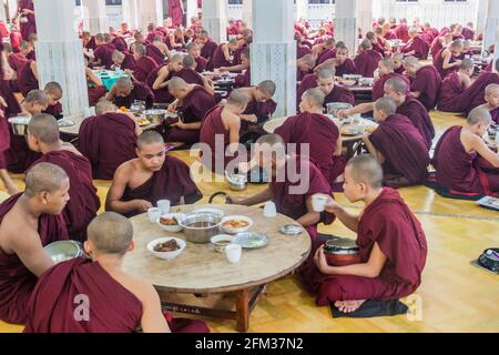 BAGO, MYANMAR - 10 DÉCEMBRE 2016 : les moines du temple KYA Kha Wain Kyaung à Bago mangent leur déjeuner. Banque D'Images