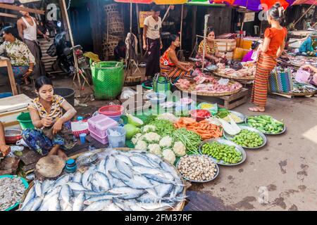 BAGO, MYANMAR - 10 DÉCEMBRE 2016 : vue sur un marché dans la ville de Bago. Banque D'Images