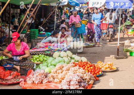 BAGO, MYANMAR - 10 DÉCEMBRE 2016 : vue sur un marché dans la ville de Bago. Banque D'Images