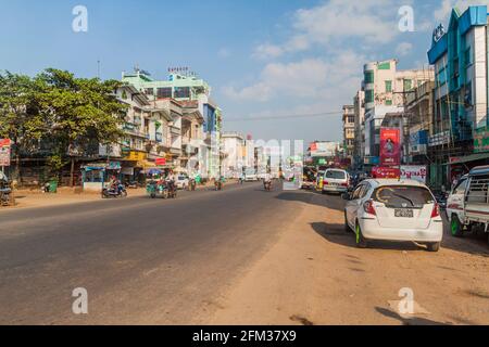 BAGO, MYANMAR - 10 DÉCEMBRE 2016 : circulation sur la route principale Yangon-Mandalay à Bago. Banque D'Images