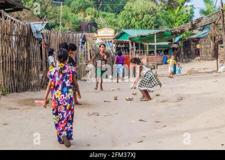 Mt KYAIKTIYO, MYANMAR - 11 DÉCEMBRE 2016 : enfants jouant avec une balle et des canettes près de Mt Kyaiktiyo Golden Rock, Myanmar Banque D'Images