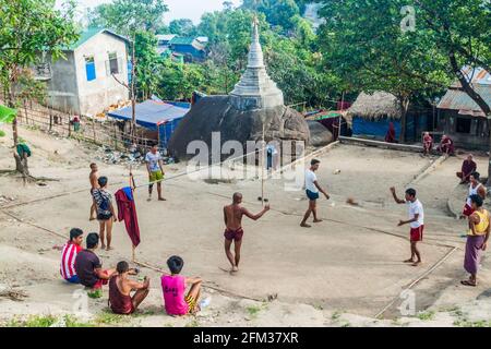 Mt KYAIKTIYO, MYANMAR - 11 DÉCEMBRE 2016: Les gens du coin jouent à un jeu traditionnel de Chinlone Canball près de Mt Kyaiktiyo Golden Rock . Banque D'Images