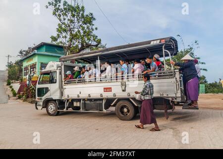 Mt KYAIKTIYO, MYANMAR - 11 DÉCEMBRE 2016 : camion chargé de pèlerins au Mont Kyaiktiyo Golden Rock . Banque D'Images