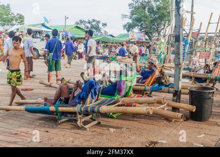 Mt KYAIKTIYO, MYANMAR - 11 DÉCEMBRE 2016 : les porteurs se détendent dans leurs chaises au Mont Kyaiktiyo Golden Rock, Myanmar Banque D'Images