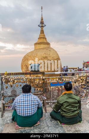 Mt KYAIKTIYO, MYANMAR - 11 DÉCEMBRE 2016 : visite de pèlerins au Mont Kyaiktiyo Golden Rock, Myanmar Banque D'Images