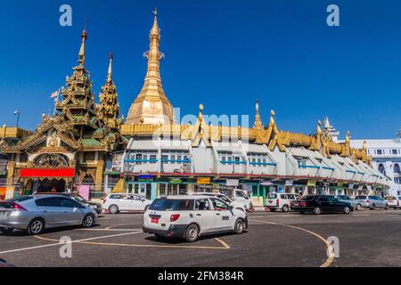 YANGON, MYANMAR - 15 DÉCEMBRE 2016 : circulation autour de la Pagode de Sule à Yangon. Banque D'Images