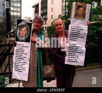 JONATHAN AITKEN EN COUR À L'ANCIEN BAILEY JUIN 1999FOR CONDAMNATION SUR DES ACCUSATIONS DE PARJURE ET DE PERVERTIR LE COURS DE LA JUSTICE DEUX PARTISANS D'AITKEN AU BAILEY. ILS VIENNENT DE SA CIRCONSCRIPTION DE THANET..L-R:RUTH COUSENS DE RAMSGATE, ET ROZ PARKER DE RAMSGATE. Banque D'Images