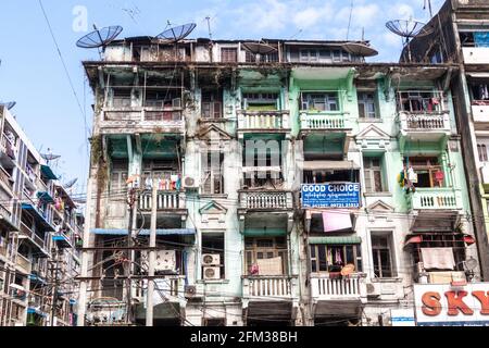 YANGON, MYANMAR - 16 DÉCEMBRE 2016 : ancien bâtiment en ruines à Yangon. Banque D'Images