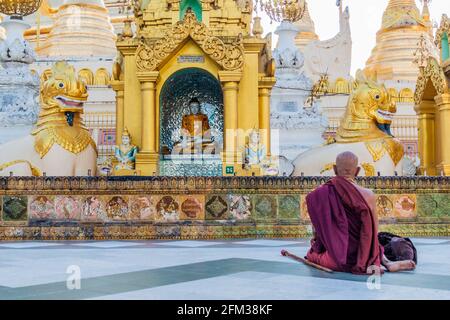 YANGON, MYANMAR - 16 DÉCEMBRE 2016 : Monk priant à la Pagode Shwedagon Paya à Yangon, au Myanmar Banque D'Images