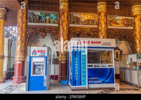 YANGON, MYANMAR - 16 DÉCEMBRE 2016 : ATM et un bureau de change à la Pagode Shwedagon Paya à Yangon, au Myanmar Banque D'Images