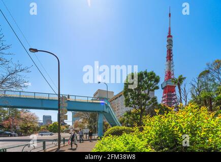 tokyo, japon - avril 06 2020 : pont piétonnier au croisement du parc Shiba avec la plus grande tour en treillis du Japon la tour de Tokyo peint à internationa Banque D'Images