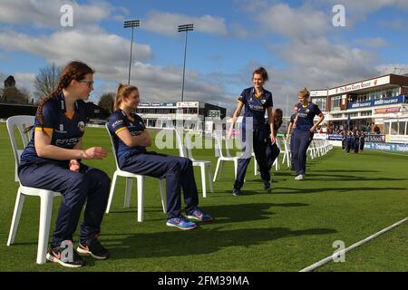 Les joueurs de l'équipe féminine d'Essex se préparent pour la séance photo pendant La journée de presse de la CCC d'Essex au sol du comté d'Essex Le 7 avril 2016
