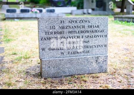 Poznan, wielkopolskie, Pologne, 01.05.2021: Pierre tombale de 232 prisonniers du camp de concentration de Zabikow à Cytadela, Poznan, Pologne Banque D'Images