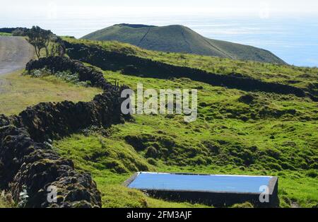 Champs dans les contreforts du volcan Pico, archipel des Açores Banque D'Images
