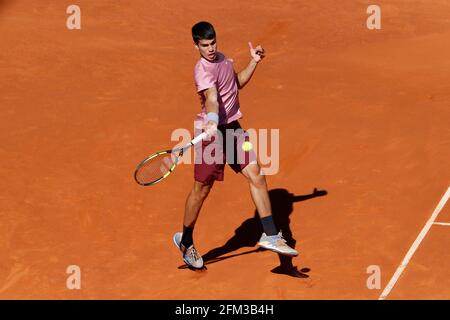 Madrid, Espagne. 5 mai 2021. Carlos Alcaraz (ESP) tennis : Carlos Alcaraz d'Espagne pendant les singles 2ème partie contre Rafael Nadal d'Espagne sur le ATP World Tour Masters 1000 'Mutua Madrid Open tennis Tournoi' à la Caja Magica à Madrid, Espagne . Crédit: Mutsu Kawamori/AFLO/Alay Live News Banque D'Images