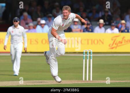 Timm van der Gutten dans l'action de bowling pour Glamorgan pendant Essex CCC vs Glamorgan CCC, Specsavers County Championship Division 2 Cricket à l'Essex Banque D'Images