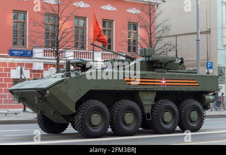 30 avril 2021 Moscou, Russie. Boomerang Armored personnel Carrier sur la rue Tverskaya à Moscou. Banque D'Images