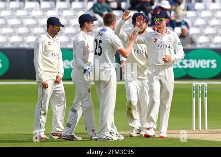 Josh Shaw de Gloucestershire (C) est félicité par ses coéquipiers après avoir pris le cricket de Jesse Ryder pendant Essex CCC vs Gloucestershire CCC, SP Banque D'Images