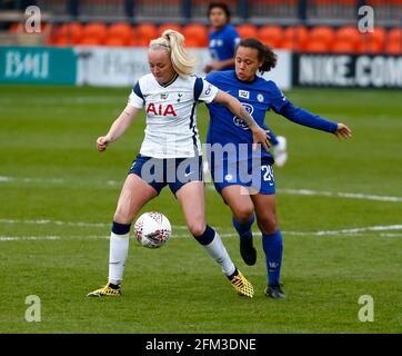 Londres, Royaume-Uni. 05e mai 2021. EDGWARE, ANGLETERRE - MAI 05: Chloe Pelop de Tottenham Hotspur femmes tient de Drew Spence de Chelsea FC femmes pendant FA Women's Spur League betweenTottenham Hotspur et Chelsea au stade de Hive, Barnett, Londres, Royaume-Uni le 05 mai 2021 crédit: Action Foto Sport/Alay Live News Banque D'Images