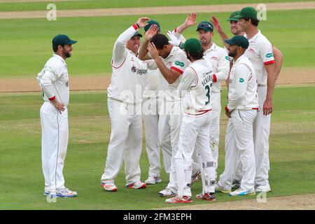 Clint McKay de Leicestershire est félicité par ses coéquipiers après avoir pris le cricket de Jesse Ryder pendant Essex CCC vs Leicestershire CCC, Specsa Banque D'Images