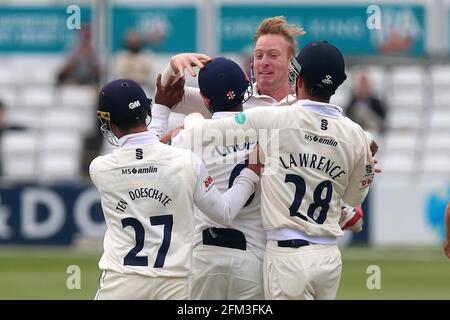 Simon Harmer, d'Essex, est félicité par ses coéquipiers après avoir pris le cricket de Stevie Esskinazi pendant le CCC d'Essex contre CCC de Middlesex, Conseil des spectateurs Banque D'Images