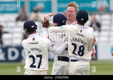 Simon Harmer, d'Essex, est félicité par ses coéquipiers après avoir pris le cricket de Stevie Esskinazi pendant le CCC d'Essex contre CCC de Middlesex, Conseil des spectateurs Banque D'Images