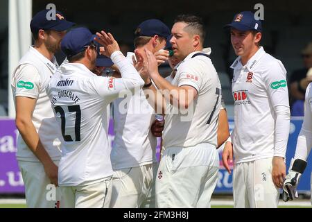 Jesse Ryder d'Essex est félicité par ses coéquipiers après avoir pris le cricket de Dinesh Chandimal du Sri Lanka pendant le CCC d'Essex contre Sri Lanka, Touris Banque D'Images