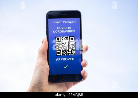 Passeport pour un vaccin contre le coronavirus ou Covid-19. Voyageur utilisant un téléphone portable avec vaccination en statut immunitaire au certificat International Trav Banque D'Images