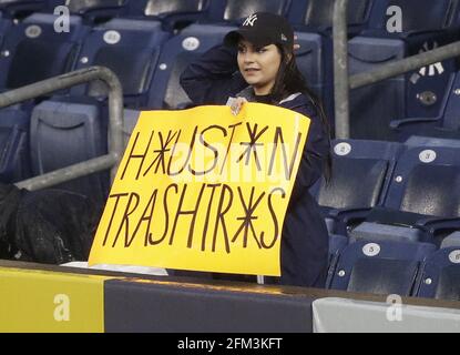 Bronx, États-Unis. 05e mai 2021. Les fans tiennent des signes lorsque les New York Yankees jouent les Houston Astros au Yankee Stadium le mercredi 5 mai 2021 à New York. Photo de John Angelillo/UPI crédit: UPI/Alay Live News Banque D'Images