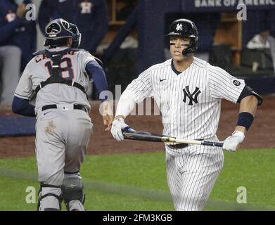 Bronx, États-Unis. 05e mai 2021. New York Yankees Aaron Judge réagit après avoir pris le troisième repas contre les Astros de Houston au Yankee Stadium le mercredi 5 mai 2021 à New York. Photo de John Angelillo/UPI crédit: UPI/Alay Live News Banque D'Images