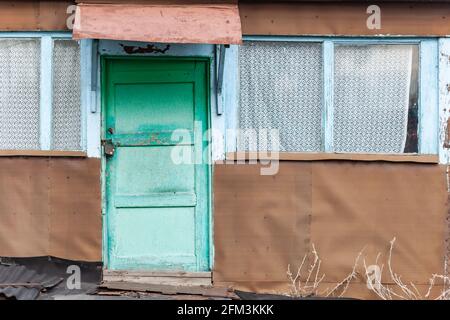 ancienne porte en bois turquoise à l'avant de la maison Banque D'Images