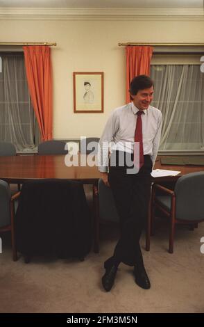 Stephen Dorrell le secrétaire d'État à la Santé dans son bureau. Banque D'Images