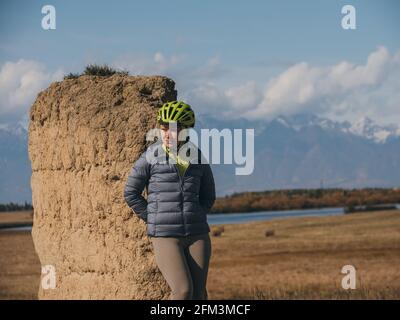 La femme voyage sur le terrain mixte de vélo de tournée avec bikepacking. Le voyage du voyageur avec des sacs de vélo. Sport tourisme bikepacking. Banque D'Images