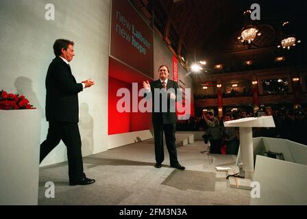 John Prescott le chef adjoint du Parti travailliste du député souhaite la bienvenue au chef Tony Blair sur la scène pour donner son dernier discours de la Conférence du Parti du travail Blackpool 1996 base Banque D'Images