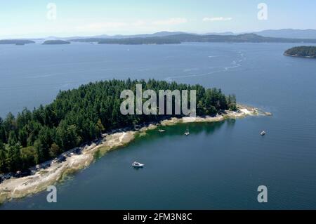 Bateaux à l'ancre à l'île Russell, réserve de parc national du Canada des Îles-Gulf, sud des îles Gulf, Colombie-Britannique, Canada. Banque D'Images