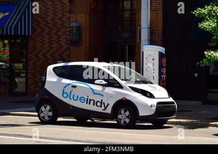 Indianapolis, Indiana, États-Unis. Une voiture électrique BlueIndy garée dans une station de charge du centre-ville. Banque D'Images
