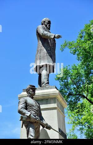 Indianapolis, Indiana, États-Unis. La statue d'Oliver Morton sur le terrain du bâtiment du capitole de l'État. Banque D'Images