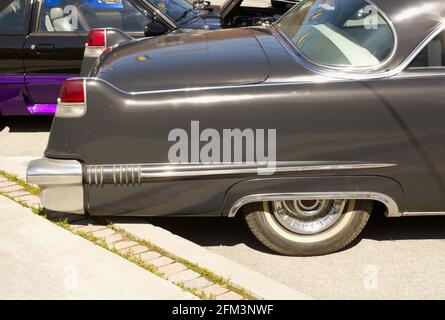 Un immense aileron arrière d'une voiture américaine fabriquée dans les années 1950 Banque D'Images